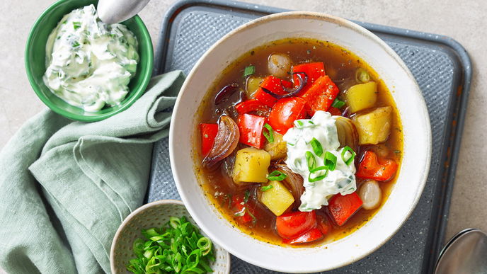 Rezept für bunten Zwiebel-Gemüsetopf mit Crème fraîche 