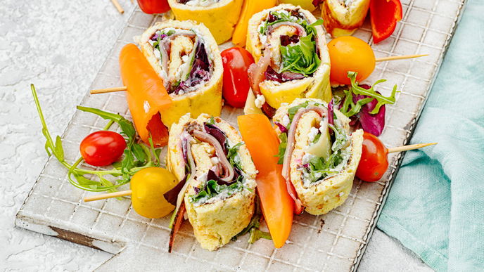 Rezept für herzhafte Pfannkuchen-Spieße mit Paprika und Lachsschinken