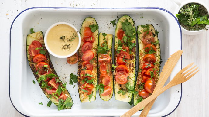 Rezept für vegane gefüllte Zucchini mit Sesampaste 