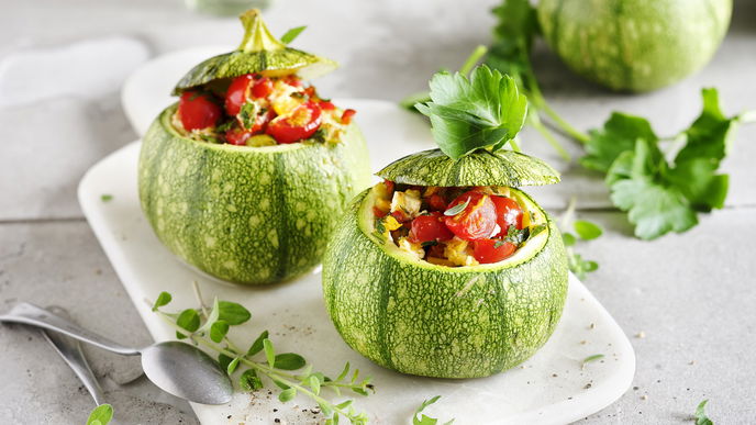 Rezept für gefüllte runde Zucchini mit Feta und Tomaten 