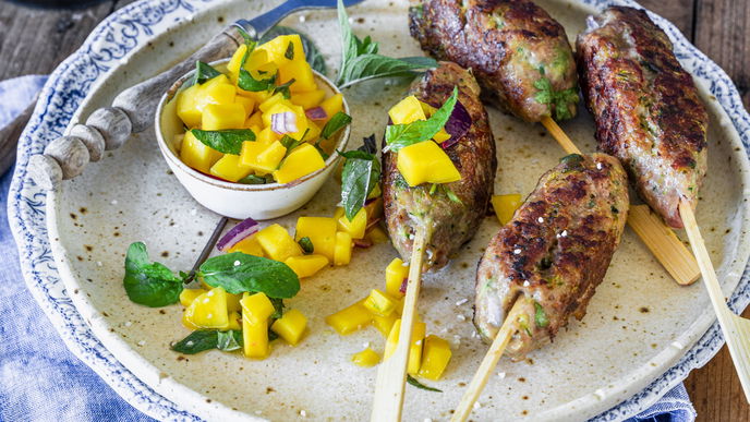 Rezept für saftige Hähnchen-Köfte mit Mangosalsa 