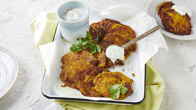 Rezept für Möhren-Zucchini-Puffer mit Kräuter-Skyr