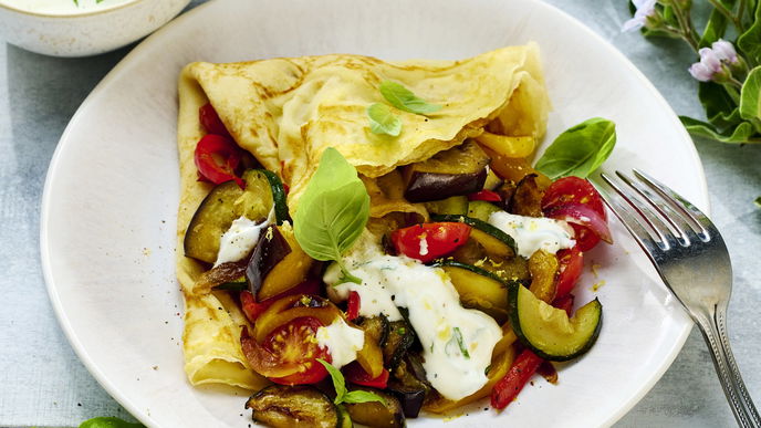 Rezept für Pfannkuchen mit Ratatouille-Füllung und Zitronen-Joghurt