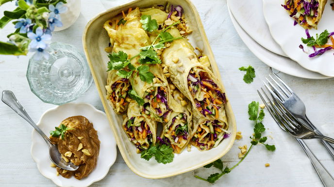 Rezept für asiatische Pfannkuchen-Röllchen mit Koriander und Rotkohl 