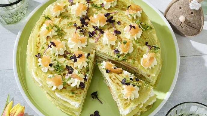 Rezept für herzhafte Pfannkuchen-Torte mit Räucherlachs 