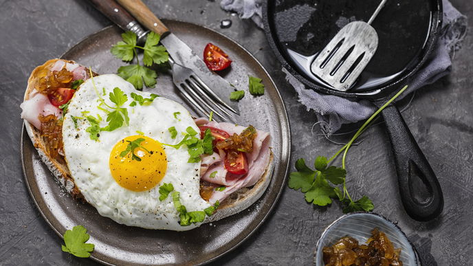 Unser Rezept für Strammer Max mit Schinken, Spiegelei & Tomate: Deftiges Frühstück für Genießer