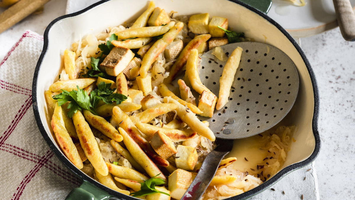 Rezept für vegane Schupfnudeln mit Räuchertofu und Sauerkraut 