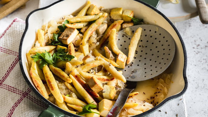 Rezept für vegane Schupfnudeln mit Räuchertofu und Sauerkraut 