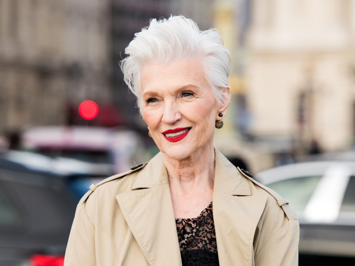 Frisuren ab 50 - Maye Musk mit Kurzhaar-Föhnfrisur