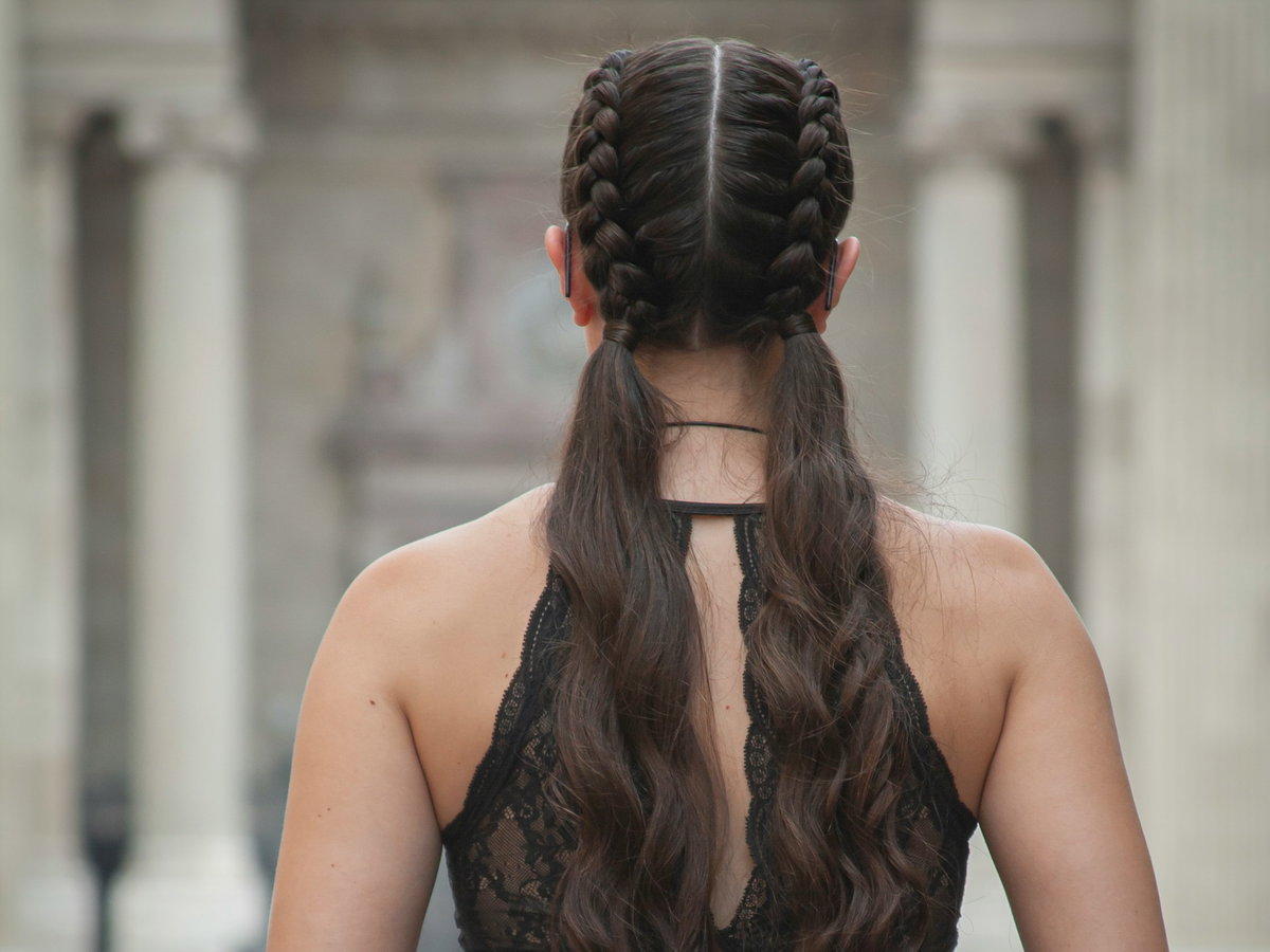 Frau von hinten mit Braids