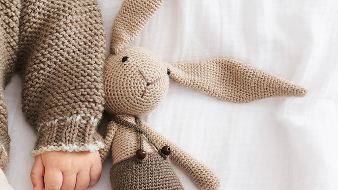 Das perfekte Geschenk für Babys und Kinder: Kuschelhase von Lana Grossa zum Nachhäkeln