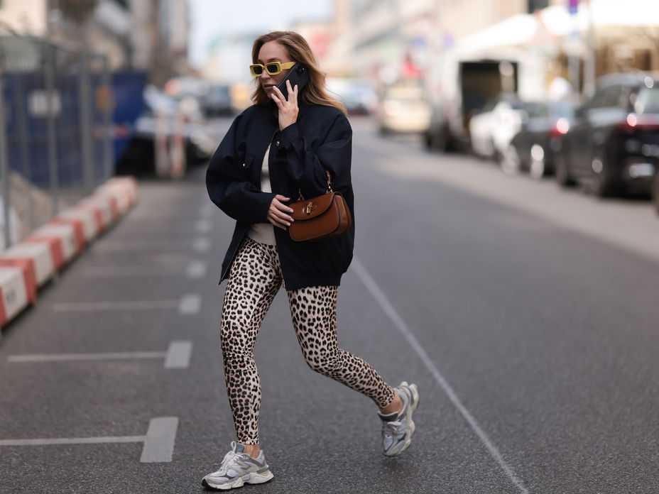 Frau trägt eine Leggings mit Leoprint