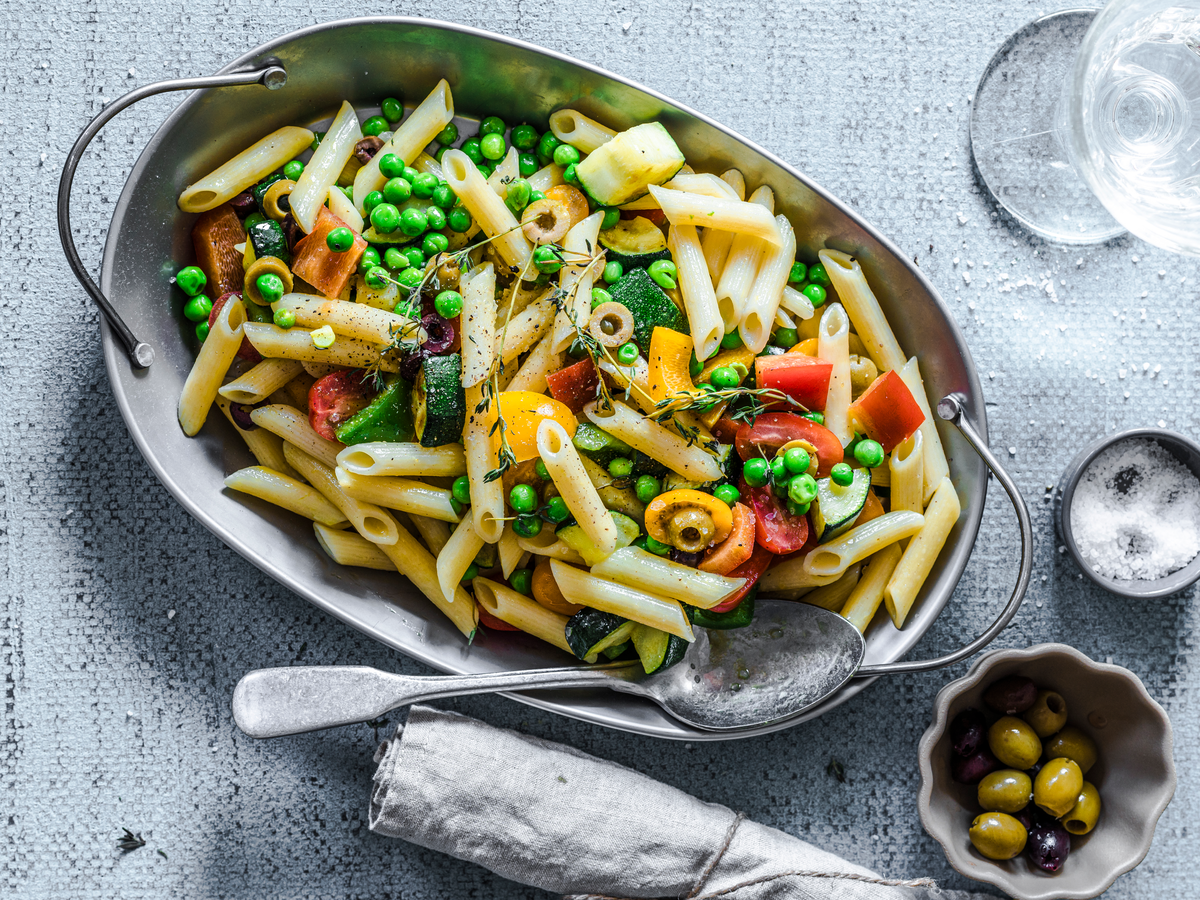 Mediterraner Nudelsalat mit Gemüse