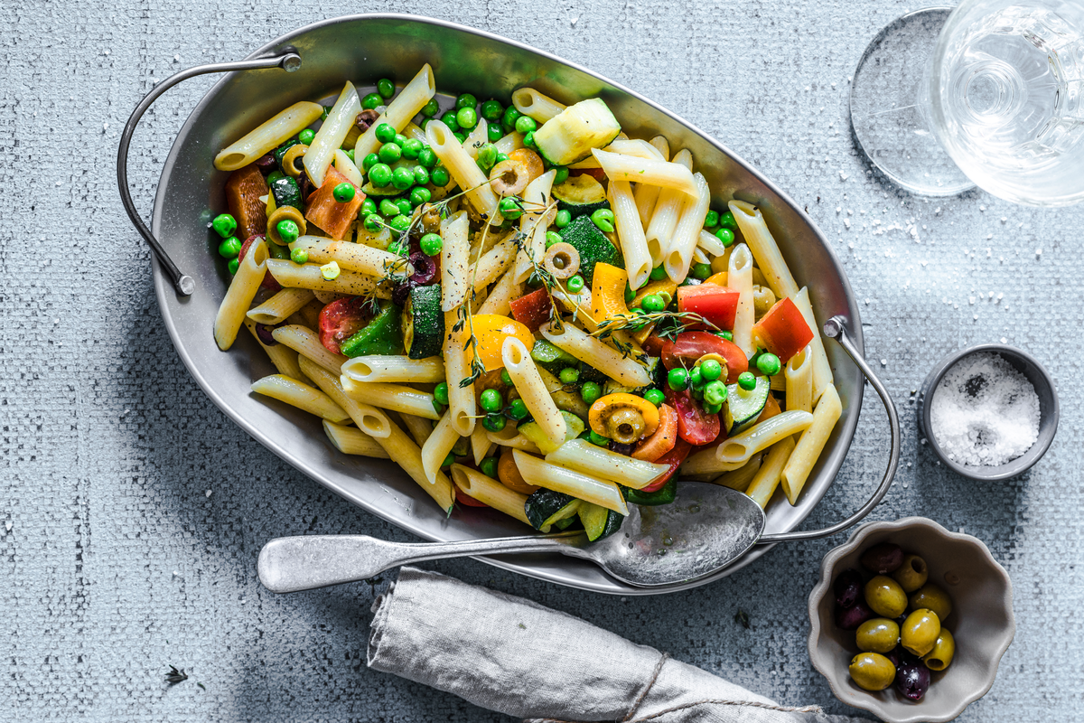 Mediterraner Nudelsalat mit Gemüse