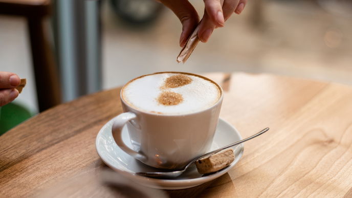 Kaffee süßen ohne Zucker? Mit dieser Alternative sparen Sie 30 Gramm Zucker pro Tag