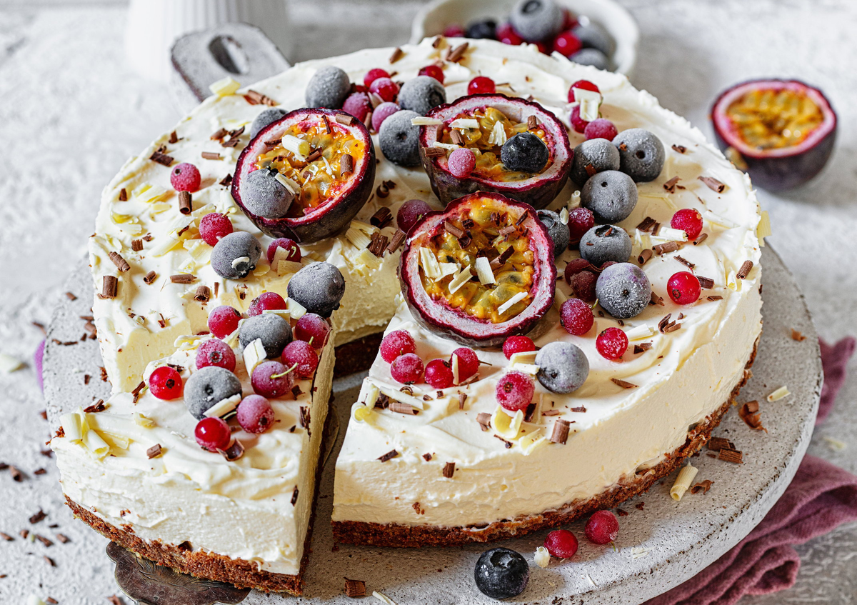 Kuchen ohne Mehl - Weißer Käsekuchen mit Schokolade, Maracuja und Beeren