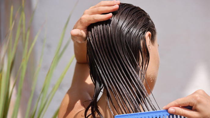 Nasse Haare glätten? Warum das schädlich ist und mit welchen Tools es trotzdem klappt
