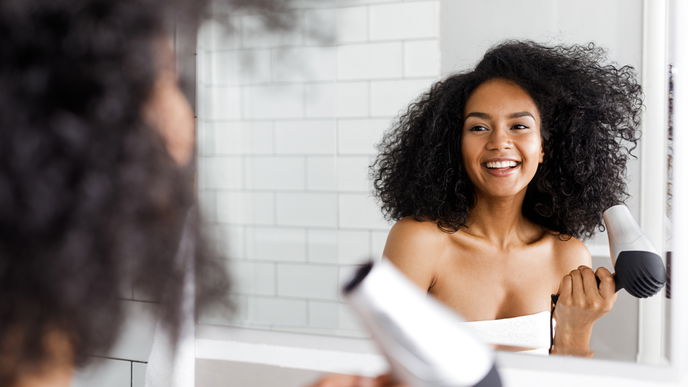 Naturlocken frisieren: So werden sie definiert und geschmeidig