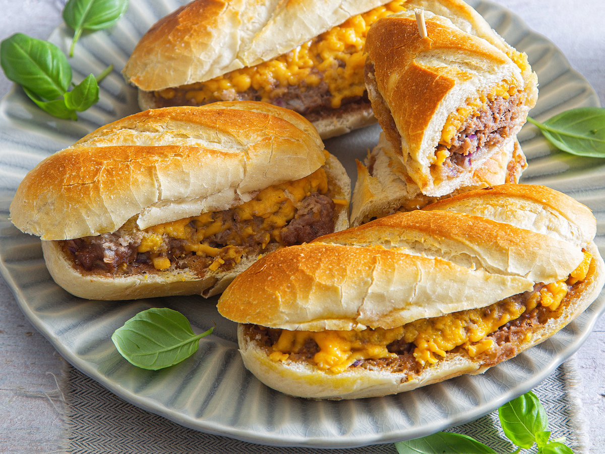 Gefüllte Baguettes mit Hackfleisch und Käse