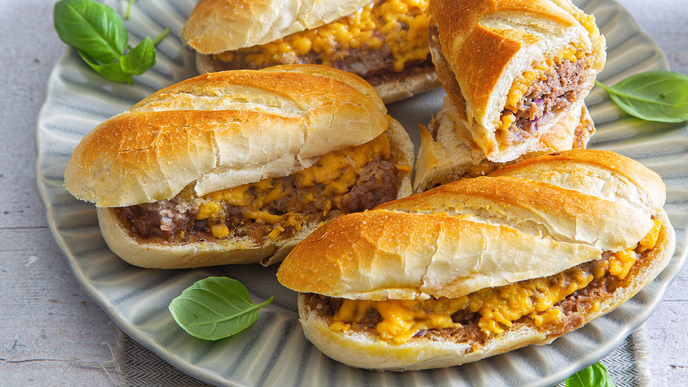 Gefüllte Baguettes mit Hackfleisch und Käse