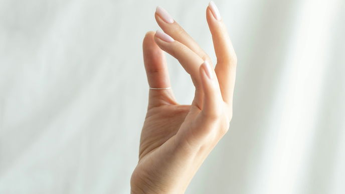 Rissige Fingerkuppen? Warum das passiert und was dagegen hilft