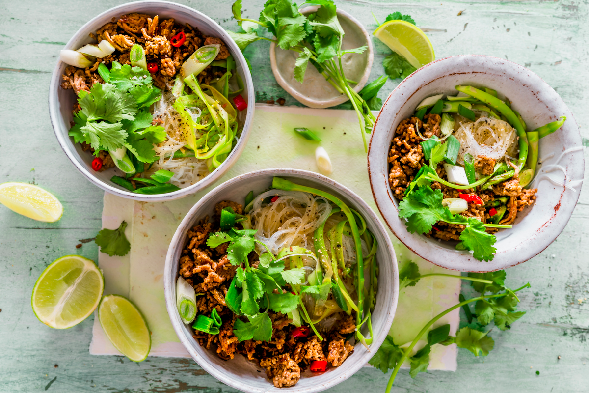 Schneller Nudelsalat mit Glasnudeln und Hackfleisch