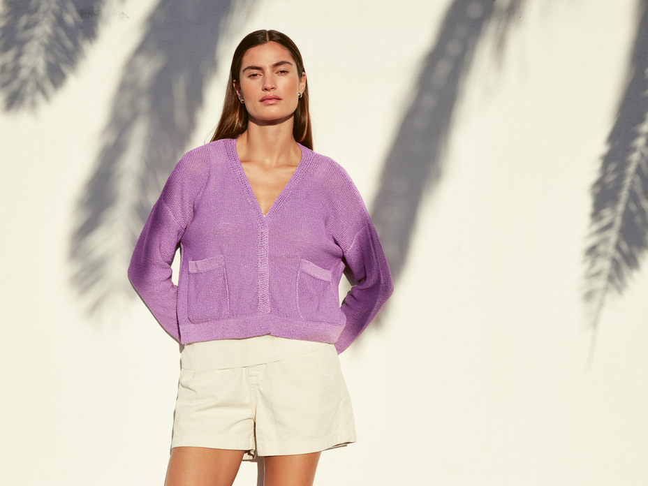 Model in leichtem Sommer-Cardigan von Lana Grossa