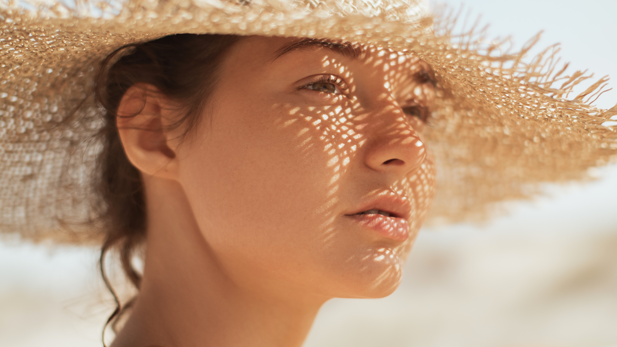 Unsichtbare Gefahr: Warum UV-Strahlung auch im Schatten die Haut altert