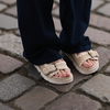 Diese Sandalen lassen breite Füße schmaler wirken – und stylish sind sie auch noch