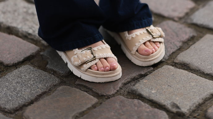 Diese Sandalen lassen breite Füße schmaler wirken – und stylish sind sie auch noch