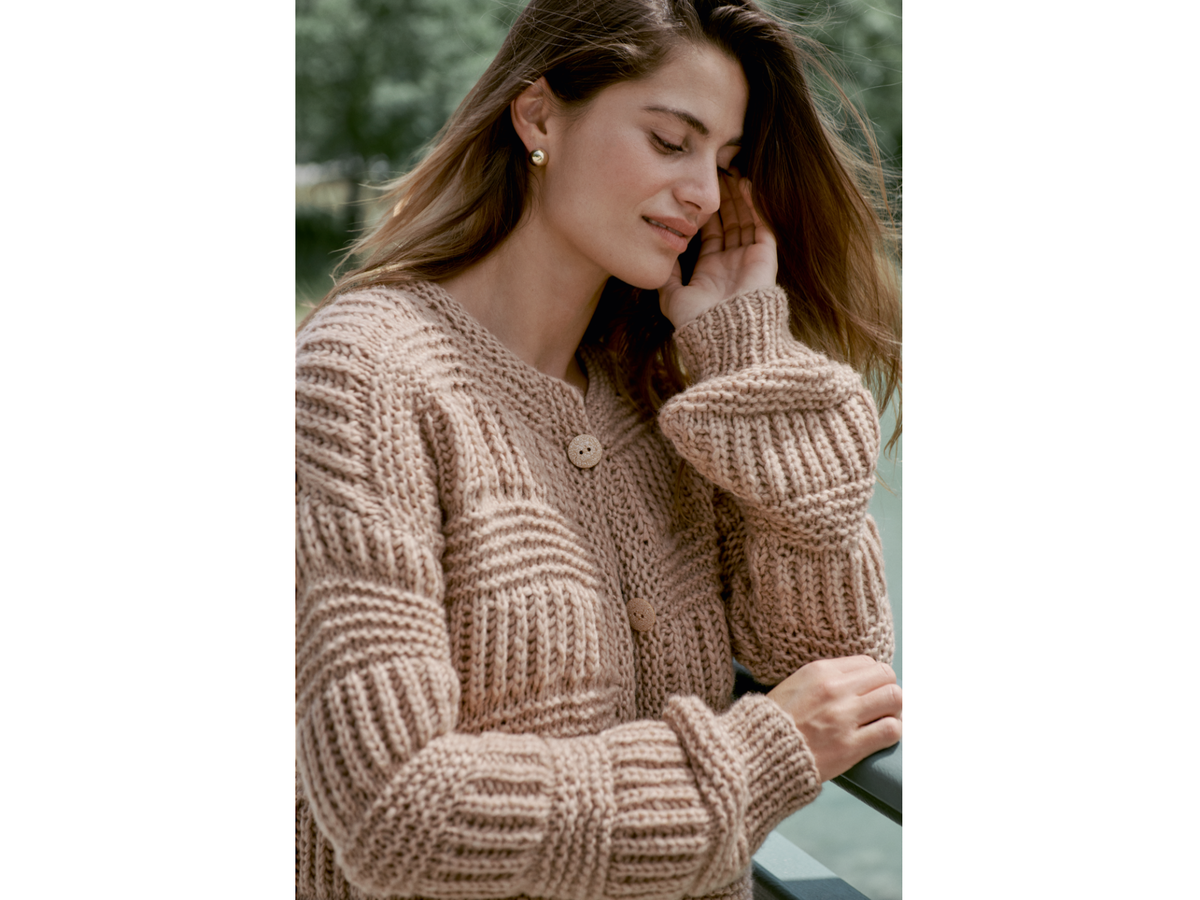 Stricken im Herbst - beige Oversize-Jacke