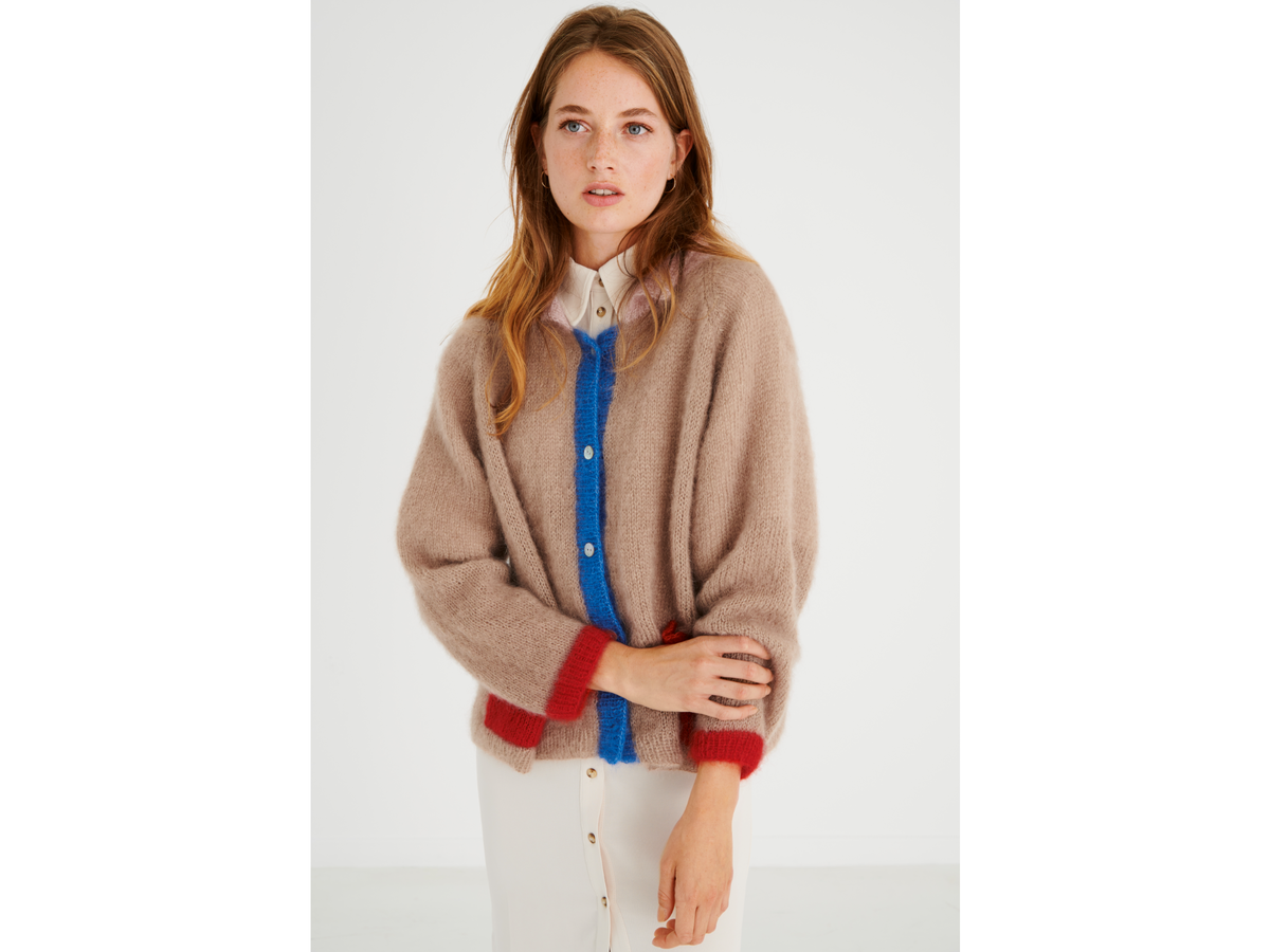 Stricken im Herbst - Raglanjacke von oben mit bunten Kontraststreifen