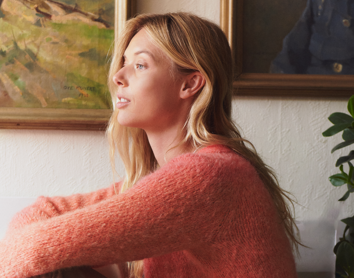 Stricken im Herbst - orangefarbene Wickeljacke von Lana Grossa