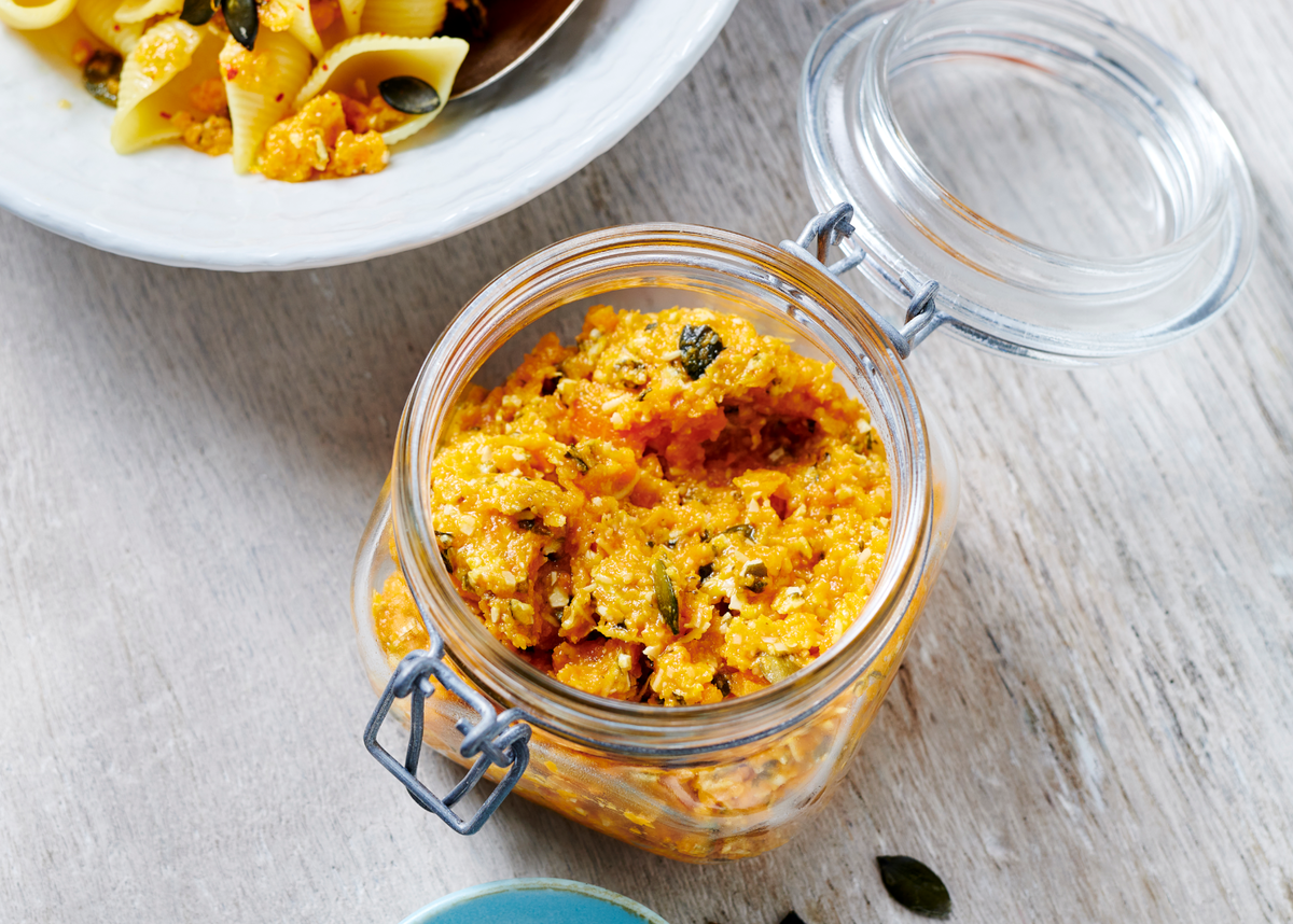 Veganer Brotaufstrich selbst gemacht Orangenpesto mit Kürbiskernen