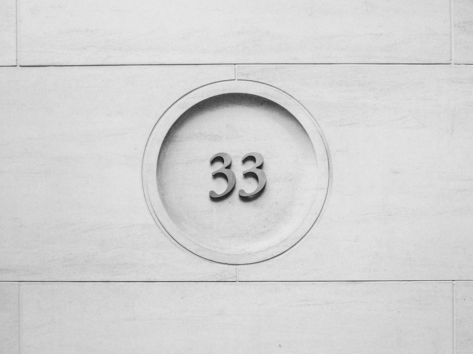 Die Zahl 33 an einer Wand in einem Kreis