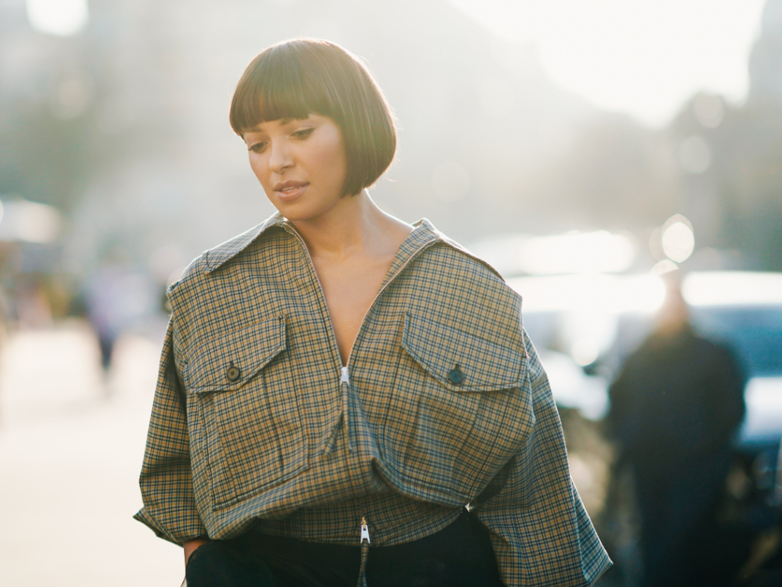 Fashion-Week-Besucherin mit einem Bubble Bob mit Pony
