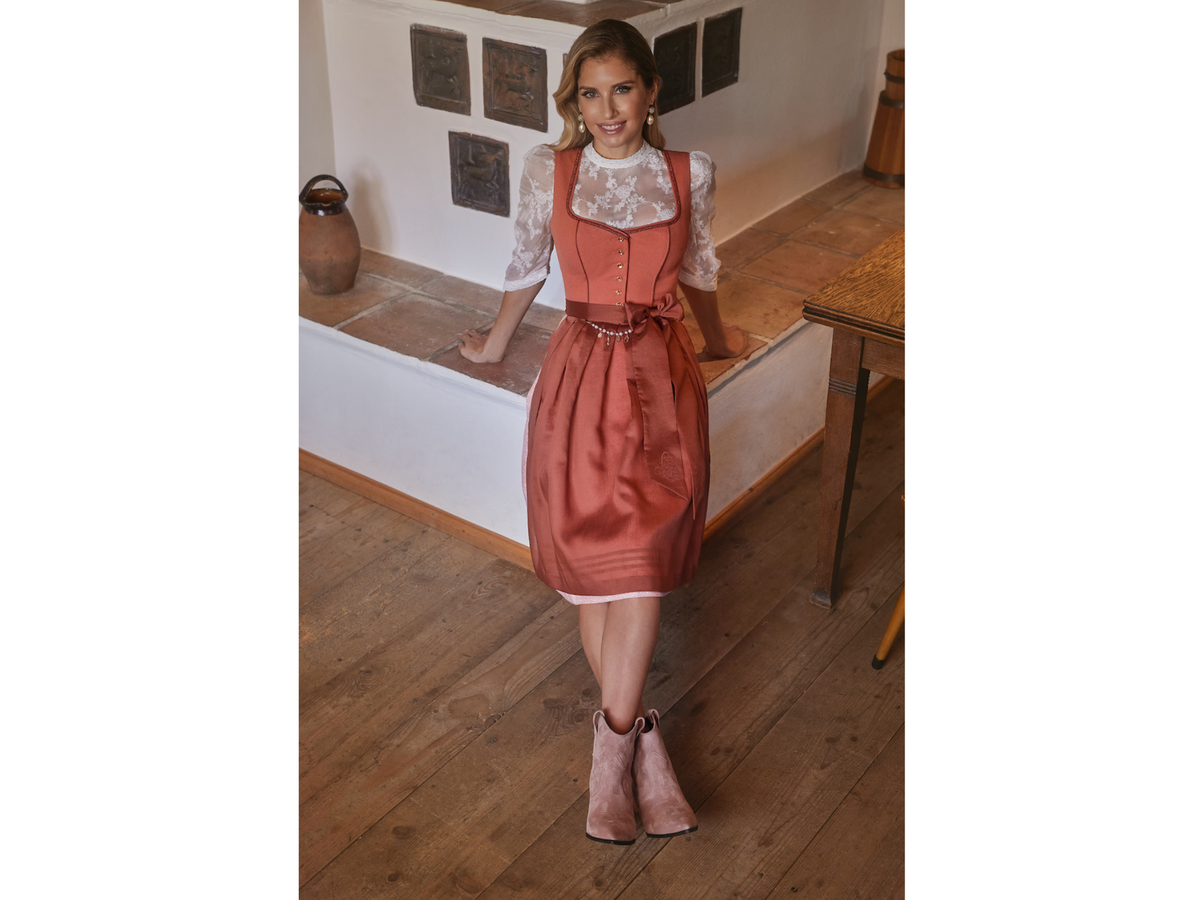 Cathy Hummels im orangefarbenen Dirndl von Julia Trentini
