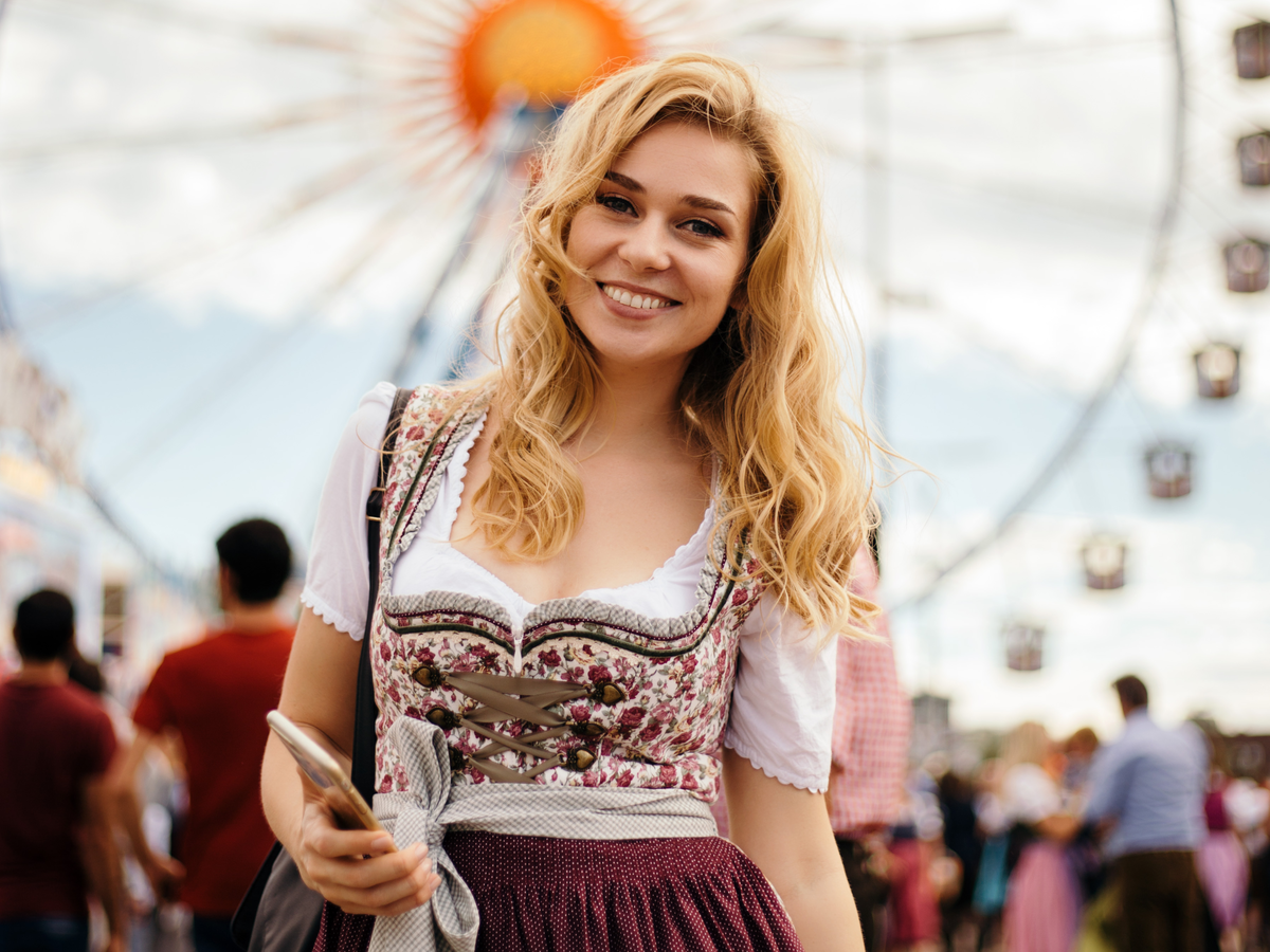 Model im Dirndl