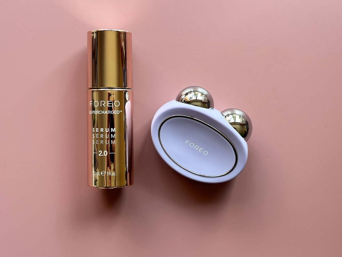 Foreo Bear 2 Gerät und Supercharged Serum