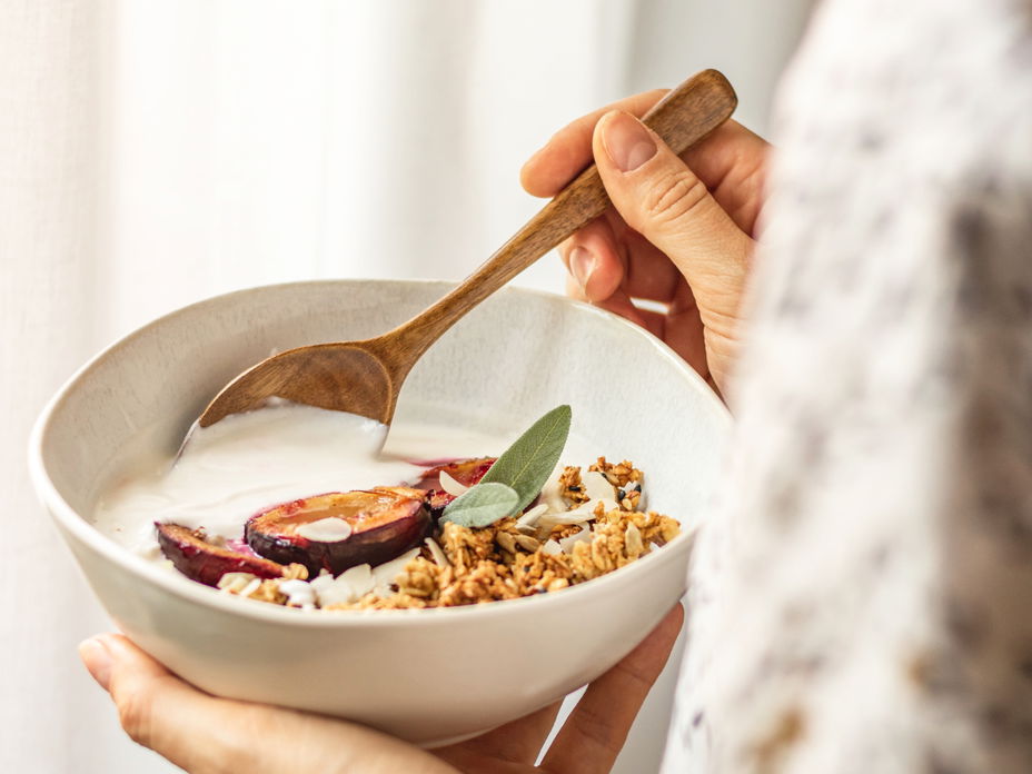 Eine Frau frühstückt Müsli