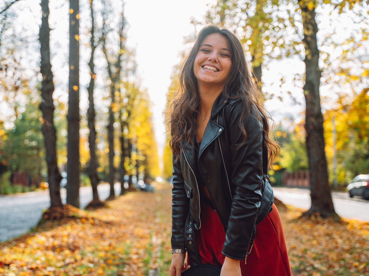 Glückliche Frau in Lederjacke