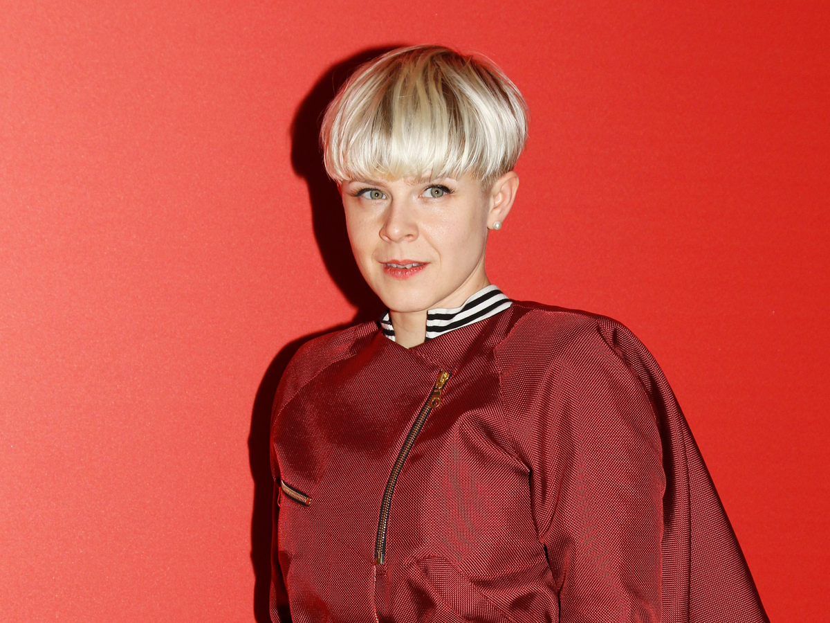 Graue Haare Frisur, die jünger macht: Bowl Cut von Sängerin Robyn