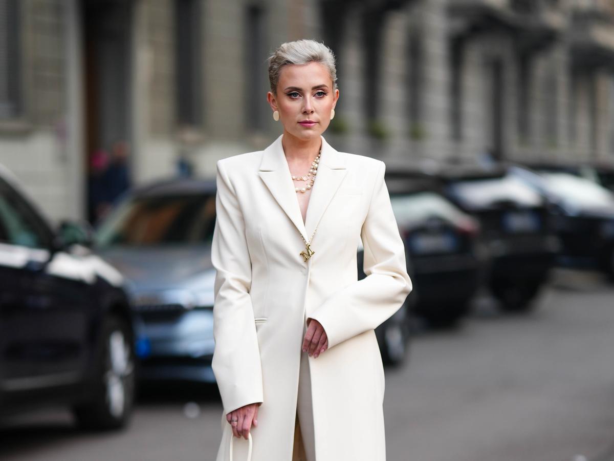 Graue Haare Frisur, die jünger macht: Micro Pixie