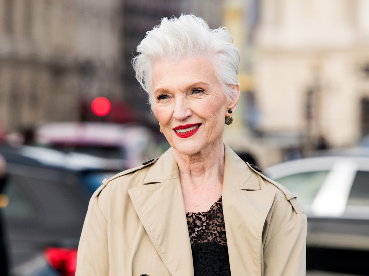 Graue Haare Frisur, die jünger macht: Undercut Pixie von Maye Musk