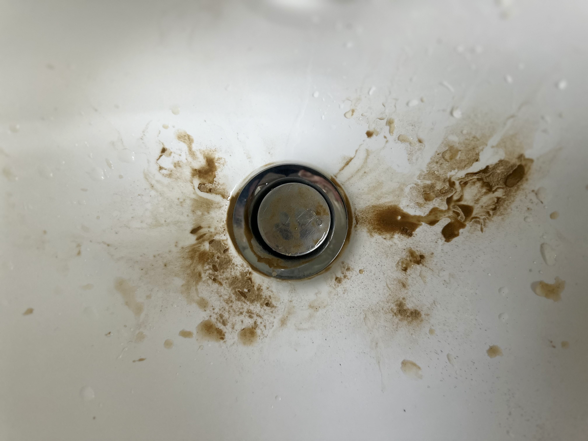 Haare waschen mit Heilerde kann den Abfluss verstopfen