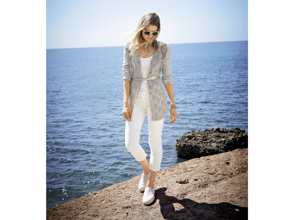 Model in leichter Häkeljacke von Lana Grossa