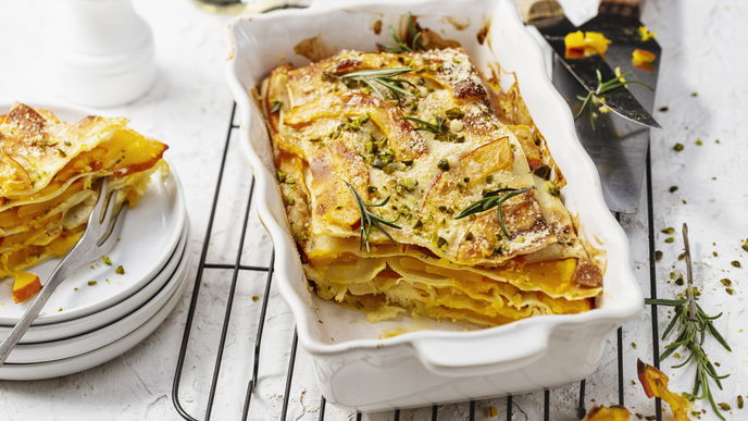 Rezept für Hokkaido-Lasagne mit Ziegenkäse, Pistazien und Rosmarin