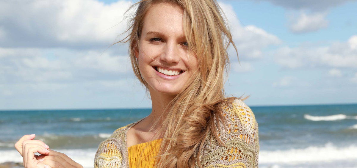 Model in gehäkelter Zipfeljacke von Lana Grossa