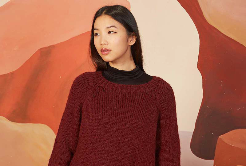 Model in Kuschelpullover "Birgit! von LANGYARNS