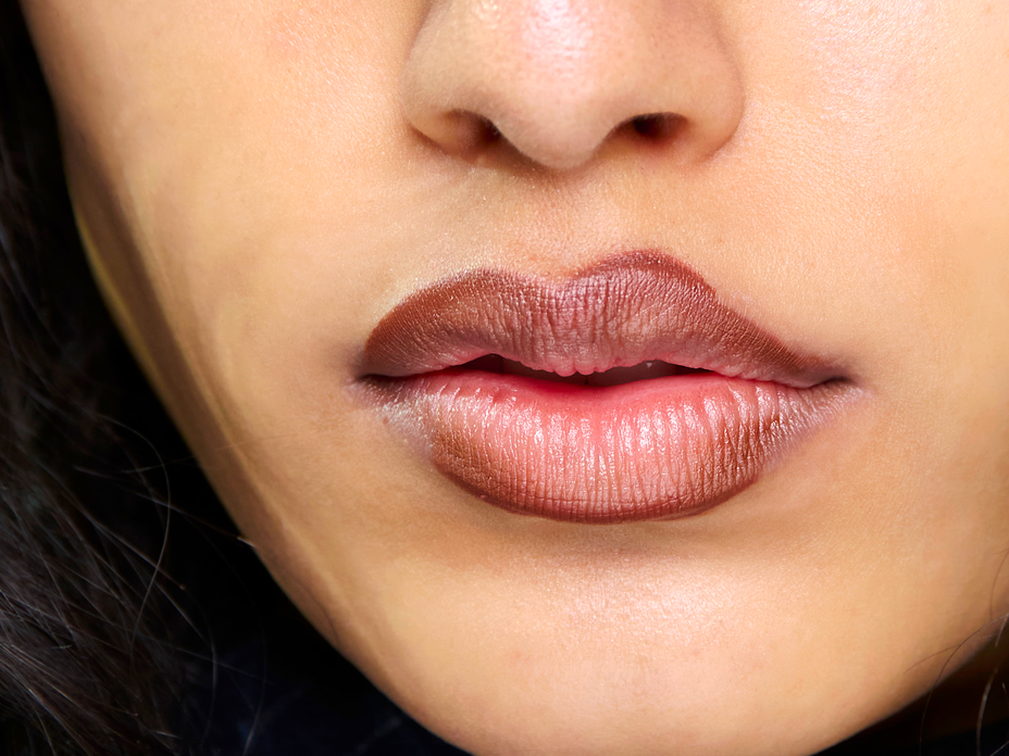 Model mit aufgetragenem Lippenstift, der älter macht